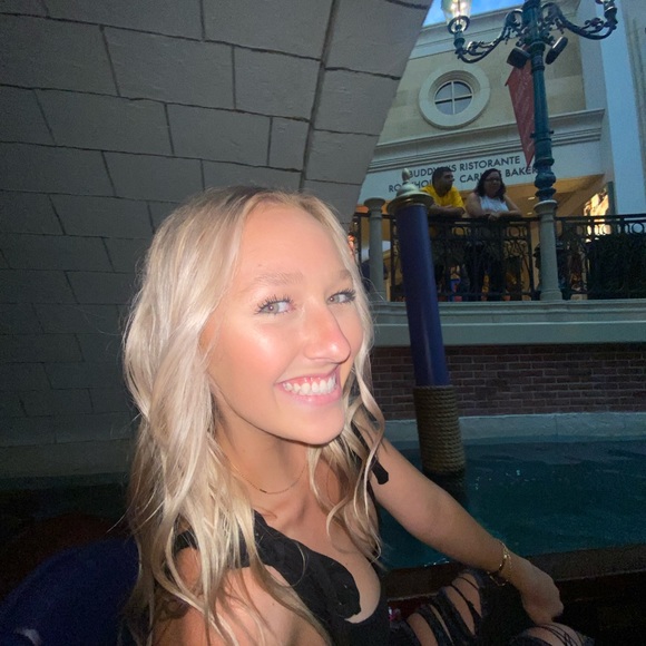 Meet your Posher, Aurora - Picture 1 of 1